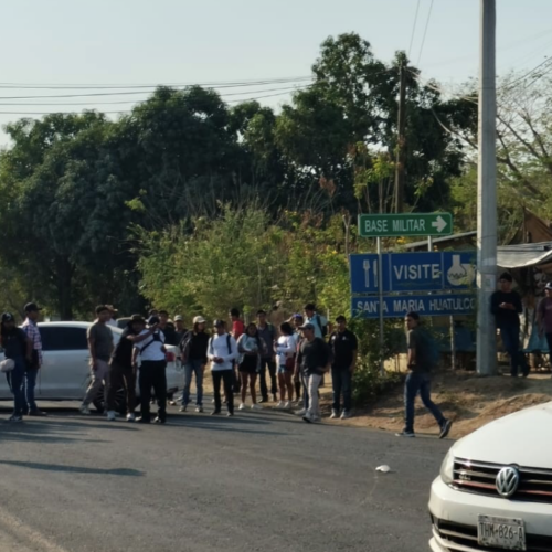 Estudiantes del Tecnológico de Pochutla bloquean la carretera federal 200 exigiendo mejoras en infraestructura